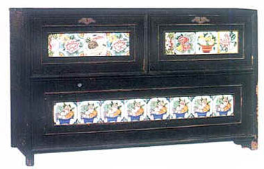 Liaoning style cabinet with porcelain flowers, 1900