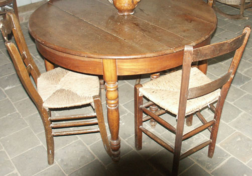 Furniture: round table, chairs