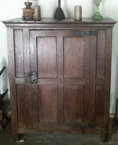 Furniture: country, cottage style commode